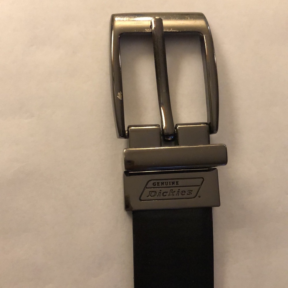Dickies 1X 30-32 brown bonded leather. Gun metal buckle. Like new